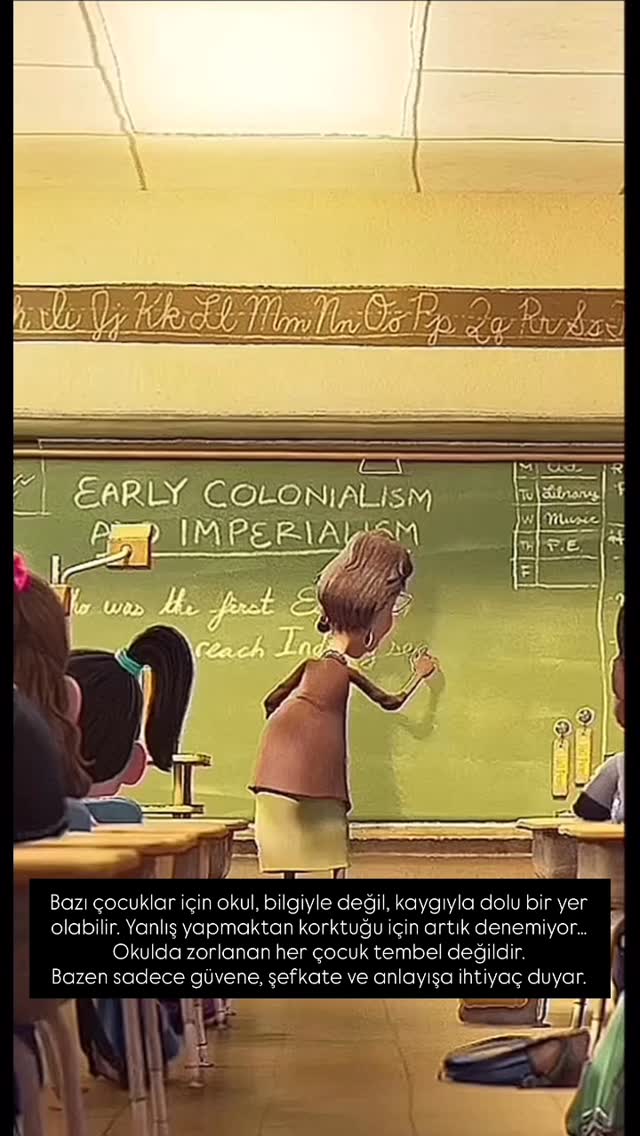 Çocuğunuz sınıfta parmağını kaldırmak istiyor.
Cevabı biliyor aslında: “Vasco de Gama.”
Ama içinden geçen şu:
“Ya yanlış söylersem? Ya herkes gülerse?”
Dilinin ucunda doğru cevap var ama kalbinde kocaman bir kaygı…
Ve o kaygı onu susturuyor.
🤍 Dislektik çocuklarımız çoğu zaman böyle hissediyor.
Yanlış yapmaktan çekiniyor, harfleri karıştırmaktan utanıyor.
Ama işte tam da bu noktada devreye akran zorbalığı girebiliyor.
Bir gülüş, bir alay, küçücük bir söz…
Çocuğun kalbine kocaman bir yük bırakabiliyor.
Zamanla bu yük sadece okulda değil,
hayatın her alanında anksiyeteye dönüşebiliyor.
🧡 Biz Türkiye Disleksi Vakfı olarak şunu hatırlatmak istiyoruz:
Çocuklarımızın en çok ihtiyacı olan şey,
yanlışlarına değil cesaretlerine değer veren bir bakış.
Onlara güvenli alan olduğumuzda,
hem kaygıları azalıyor hem de zorbalığa karşı daha güçlü oluyorlar.
✨ Sınıfları kaygının değil güvenin, zorbalığın değil dayanışmanın büyüdüğü yerler yapmak bizlerin sorumluluğudur. 🌱
.
.
.
.
.
.
.
.
.
.
.
.
.
.
.
.
.
.
.
.
.
.
.
.
.
.
.
#disleksi #özeleğitim #psikoloji #çocukpsikolojisi #anksiyete #kaygı #sınıföğretmenliği #okulöncesi #okullaraçılıyor #disleksininfarkındayım #disleksieğitimi #disleksivakfı #türkiyedisleksivakfı