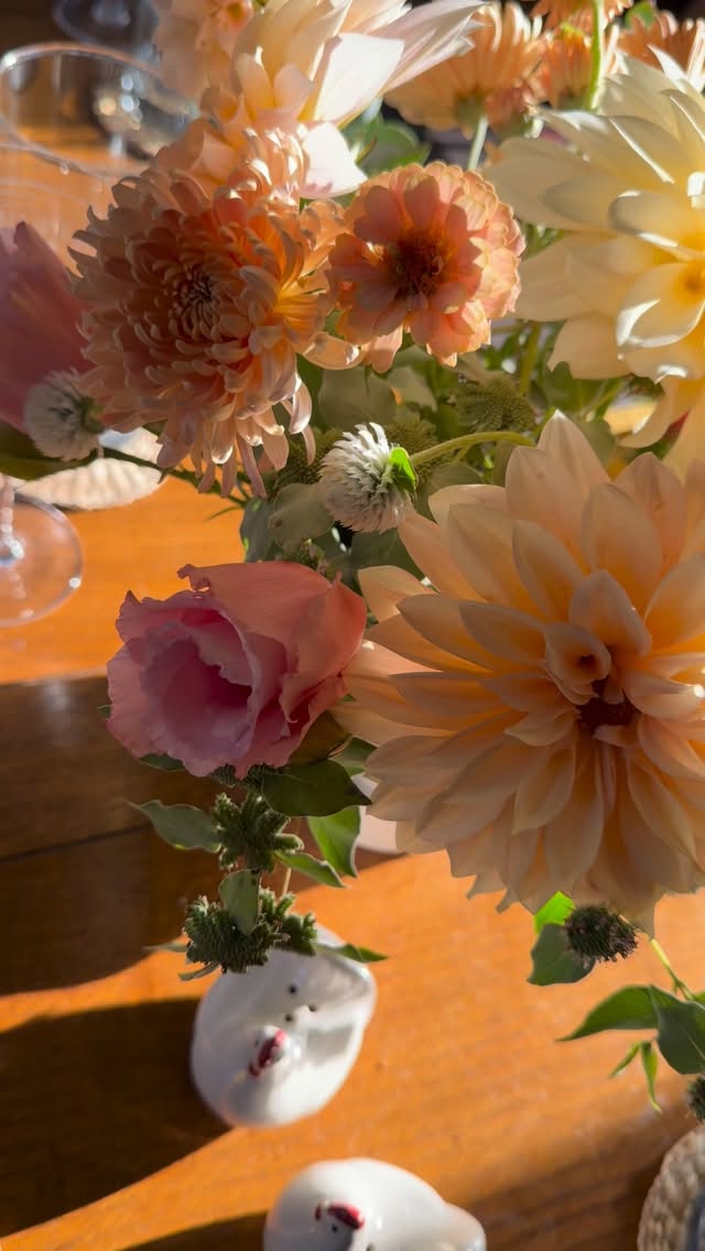 When the light hits your centerpiece just rightš¤š¤š„š„
#flowerfarm #smallfarm #flowerfarmer #blooms #lisianthus #dahlia #heirloomchrysanthemum #fall #peachy