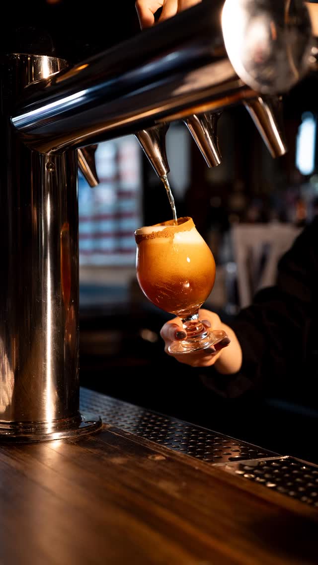 Now on tap: Five Boroughs Pumpkin Ale — your official excuse to sip fall one pint at a time 🍂
It’s cozy. It’s crisp. It tastes like flannel feels.
Come get a glass while it lasts 🍺🧡
#PumpkinOnTap #FiveBoroughs #FallVibesOnly #ThePomeroyNYC #AstoriaBars