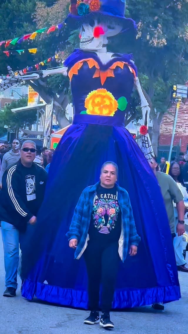 🖌️💀 Meet Rubí Prieto — the heart behind La Calaca Blanca
This year at the Downtown San Pedro Día de los Muertos Festival, Rubí is attempting something historic:
✨ A 20-foot tall Catrina — possibly the largest paper maché Catrina in the world.
For Rubí, this isn’t just art. It’s ancestry. It’s community.
“Every bone and flower carries the spirit of those who came before us.”
Come witness this powerful tribute to culture, memory, and life itself —
📍 Sunday, October 26 | 3PM–9:30PM
📍 Downtown San Pedro
#DiaDeLosMuertos #SanPedroFestival #LaCalacaBlanca #RubíPrieto #Catrina #PaperMacheArt #SanPedroEvents #CulturaViva #Calaveras #WorldRecordCatrina #DiscoverSanPedro #Muertos2025