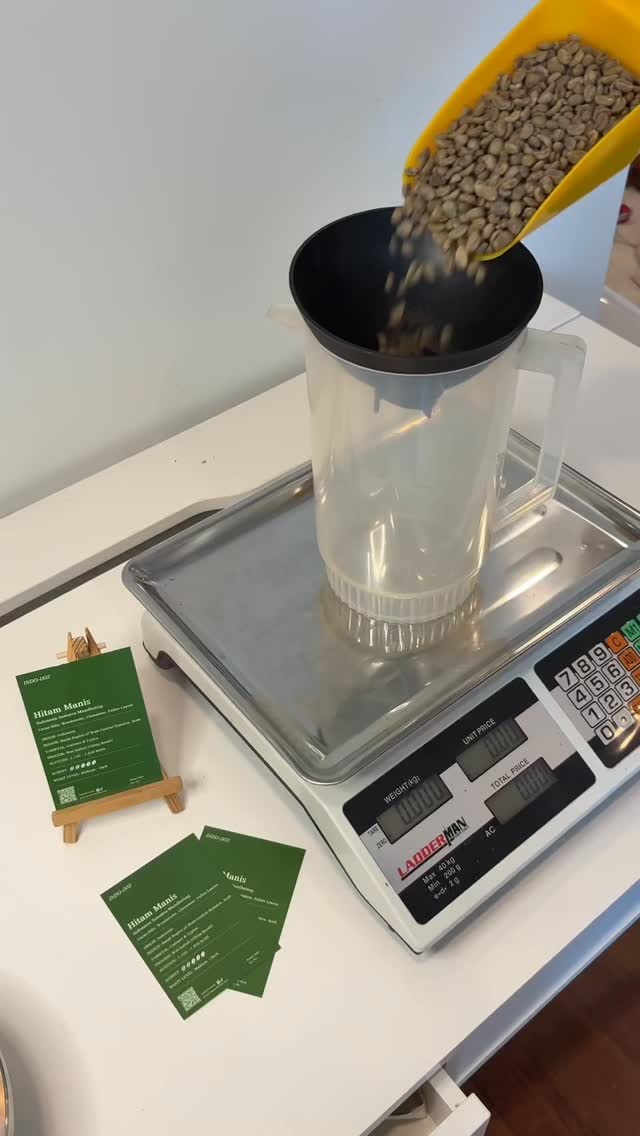 roasting our hitam manis indonesian dark roast with notes of chocolate and brown sugar
a little q&a with the founder in between the crack
#roastedrockscoffee #itammanis #darkroast #indonesiancoffee #specialtycoffee