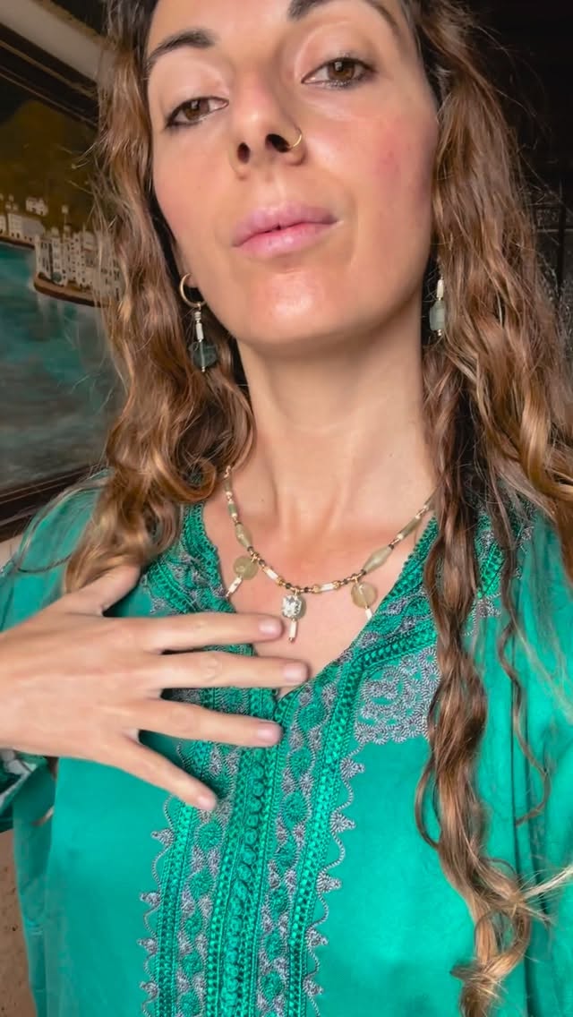 Este año se viene colorido 🌈 me apetece mucho crear con colores, siento que los colores nos elevan, nos conectan con diferentes vibraciones, equilibran y balancean nuestro espíritu. Las piezas que iré creando estos meses estarán llenas de color, de tesoros de vidrio Romano de hace 2000 años encontrado en Afganistán, para sentir la ruta de la seda en nuestra piel. Turquesas, lapislázulis, perlas y nácar envolverán nuestro cuerpo para hacernos sentir Reinas y iluminarnos los días y experiencias de vida.
Ayer me hice una ofrenda, creaba un collar y sentí que debía ser para mi, ese verde me atrapó! Tanto que olvidé sacármelo y he dormido con el sin enterarme, como si formase parte de mi.
En estos días estaré creando más de estos collares y pendientes, hasta que me alcance el material, que es limitado, es una pena y a la vez hermoso y especial que no sea ilimitado, un recordatorio de la misma vida.
El vidrio Romano fue encontrado en Afganistán, y tallado por artesanos de esta tierra, a partir de bienes arqueológicos como la pequeña vasija que sale en el vídeo, que llegaron a Afganistán como intercambio comercial ✨ Un pedacito de historia y arqueología que nos acompaña.
#ancientjewels#ancientrome #jewelry #jewels #handmadejewelry #ancientjewelry #spiritualjewelry #handmade #ancientegypt #ancientjewellery #afghanijewellery #handmadewithlove❤️ #goddess #womensfashion #womenempowerment #womeninspiringwomen #forwomenbywomen #greekjewelrydesigners #joyasdediseño #spiritualart