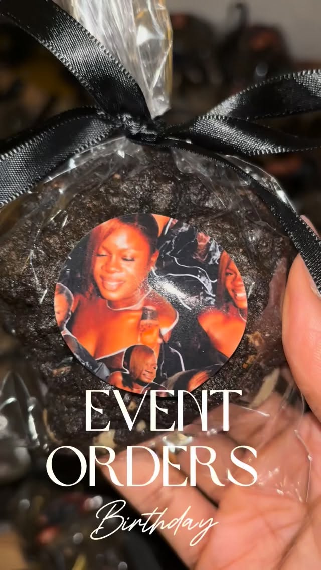 Beautiful cookies for my beautiful girls 30th birthday! 🤎
Order:
- 100 black velvet cookies
-personalised packaging