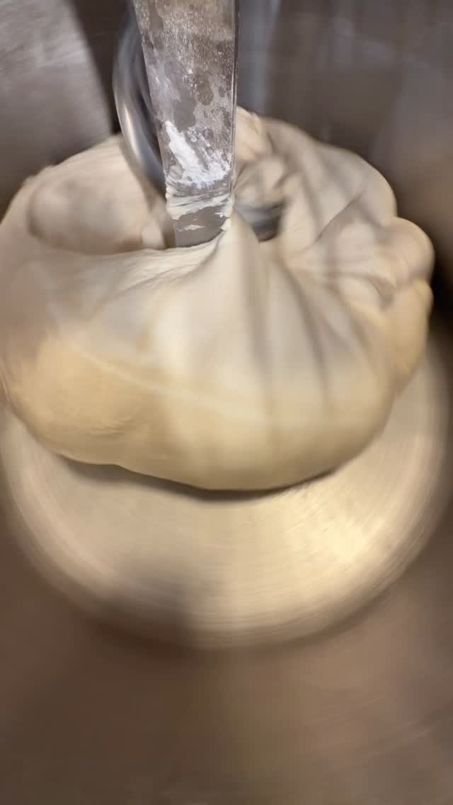 Continued:
Mixing the final dough using Molino Pasini Rinforzata Bio Tipo 0 together with the biga made from Arancio (W390–W400).
Formula:
• Rinforzata Bio Tipo 0 – 1000g
• All biga
• Water – 900g
• Salt – 28g
The dough came together perfectly — strong gluten, smooth texture, and great elasticity.
Now shaped into dough balls and set for fermentation.
Next step: the bake 🔥🍕
#napolitanskpizza #hjemmelagetpizza #pizzashop #pizzalovers #pizzaoppskrift #tipo00 #neapolitanpizza #pizzashopno #pizzarecipe #pizzaelskere