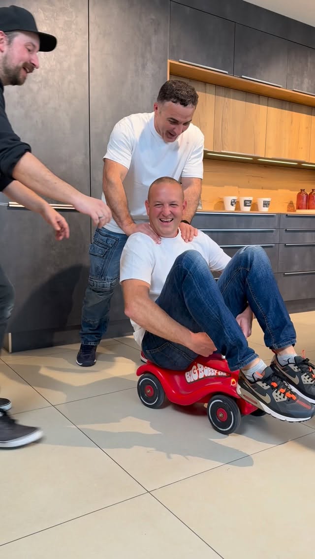 🎥 Heute mal ein Blick hinter die Kulissen! 🌟
Wenn die Katze aus dem Haus ist, tanzen die Mäuse auf den Tischen… 🐭💃
So sieht’s aus, wenn man seine Monteure mal nicht im Auge hat! 😄 Spaß hat’s gemacht!
Wir wünschen euch einen abgefahrenen Tag!
Euer Küchenhaus Friedt Team in Eppingen #küchenhausfriedt #eppingen #heilbronn #sinsheim #bruchsal #bretten #bobbycar #joblove #kitchenlove