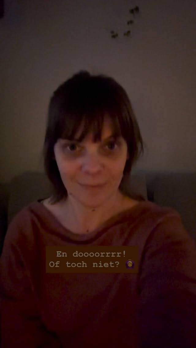 Dit is dé valkuil waar ik iedere keer weer intrap… 🤦🏼♀️
‘Gewoon’ doorgaan.
Ziek geweest? Als het maar half beter gaat, ga ik weer werken.
Moe? Niet even chillen op de bank want ik moet de was nog doen.
En de grap is: ik kan prima aan andere mensen uitleggen dat ze zichzelf op nummer 1 mogen (moeten!) zetten.
Maar zelf? Eeeh. Mag (moet? 🤪) ik daar nog wat op oefenen.
Want het voelt ergens ook zo lekker om ‘nuttig en productief’ te zijn… 🙄
Dus ga ik vanavond toch eens even op die bank liggen. Als stapje 1.
Herkenbaar (please zeg ja 🫣)? Hoe geef jij jezelf een reminder om rust te pakken?
#ademwerkdriebergen #persoonlijkepost #schopjeondermnkont #ontspannen