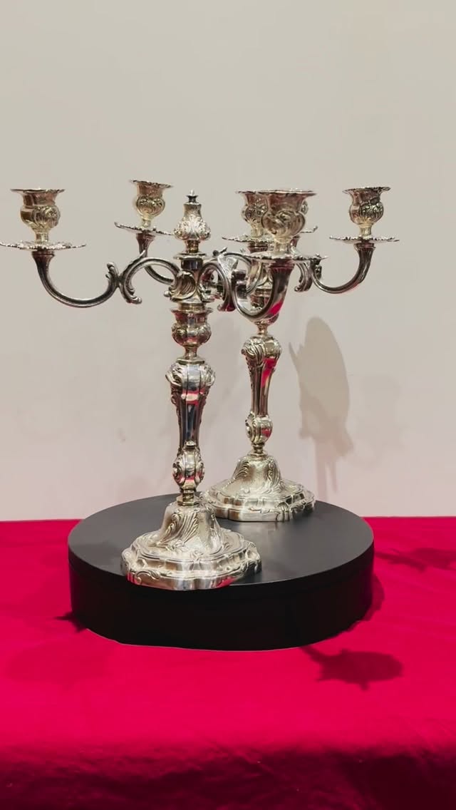 Superbe paire de chandeliers XIXeme en bronze argenté.
#misslittlebottle #chandeliers #bougeoirs #decoration #candlestickpatterns #candles #antiquites #xix #elegance #dinerauxchandelles