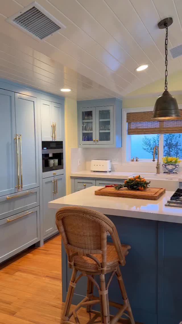 The PKD Team is honored to have received the Southern California NKBA Award for “Best Small Kitchen”!
It’s our second year in a row being recognized by @nkbasocal, and we couldn’t have done it without our amazing team and partners who make every project possible.
@thenkba
@newyorkhardware
@miele
@vikingrange
@serenaandlily
@calfaucets
@thermador.appliance
@tile_elements
@faucetsnfixtures
@reecebathandkitchenusa
@gr_painting
@bkosky03
@habitatenvy
@jace_floors
@thibaut_1886
@kenny_reece_irvine
@middlebyresidential
@lacornueofficial
@gina__thibaut_coraggio
#interiordesign #interiordesigner #interiordecor #kitchendesign #kitcheninspiration #southerncaliforniadesigner #nkba