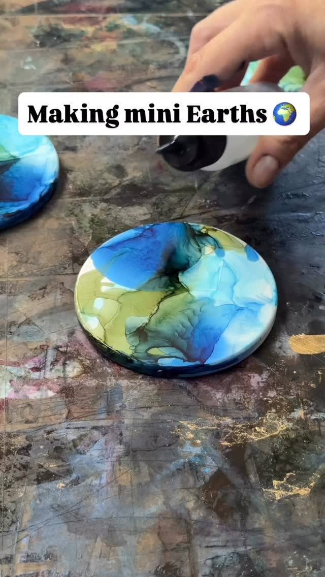 Painting planet Earth inspired coasters! ๐
#alcoholink #alcoholinkartist #earth #functionalart #abstractart #artflowsessions #coasters #homedecor