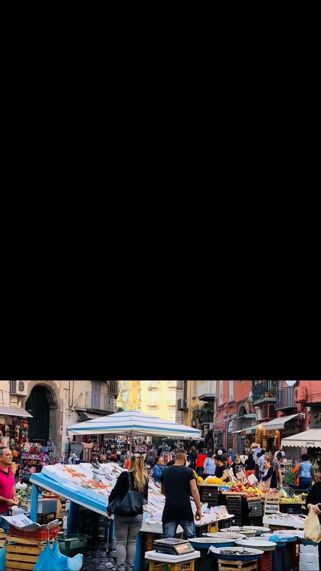 Dal nostro B&B puoi respirare la vera anima della città, tra vicoli che profumano di pizza fritta e tramonti che scaldano il cuore. #napoli #dimorascuranapoli #pignasecca #visitnaples #naples #autumninnaples #streetmarketsnaples #travelnaples #bbnaples #