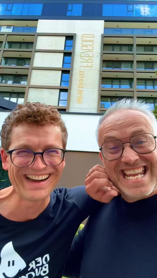 ⏳ TUN ist schon nicht einfach – das WARTEN danach oft noch viel schwieriger.
Genau darum geht’s in unserer neuen Podcast-Episode #24 von 🎙️ „Impulse für dein Leben – Geschichten aus dem Alltag“:
🍂 Erntedank & Herbstbeginn
Wir sprechen über:
🍁 warum manche Saat nie aufgeht – und andere doppelt trägt
🍁 wieso man nicht alles kontrollieren kann (und das gut so ist)
🍁 was Spiritualität mit Vertrauen zu tun hat
🍁 warum es gut ist, sich Zeit zu nehmen für die eigene Ernte
🍁 …und wie du aus dem „Jetzt“ mehr Lebensqualität holen kannst
👉 Hör rein, wenn du neue Perspektiven suchst –
und vielleicht erkennst du, was du in letzter Zeit schon alles geerntet hast.
Vielleicht ist jetzt der Moment, um einfach mal Danke zu sagen.
🎧 #24 – Jetzt in deinem Lieblingsplayer
🟢 Spotify
🟣 Apple Podcasts
🟡 Amazon Music
🔗 Links in Bio oder unter www.bucketlist-schmied.com/podcast
#ImpulseFürDeinLeben #PodcastTipp #Erntedank #Herbstbeginn #SaatUndErnte #Dankbarkeit #Geduld #Mindset #Selbstreflexion #Spiritualität #LebenImJetzt #Wertschätzung #GoldenerHerbst #ErlebnisZumErgebnis
#StefanSüss #ThomasFleischanderl #BucketlistSchmied