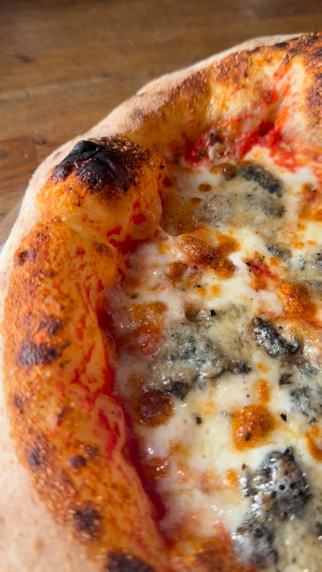 Continued:
This is the result of the Molino Pasini flours —
Arancio for the biga and Rinforzata Bio Tipo 0 for the final dough.
The feel on the table was more relaxed than usual — very flexible, highly extensible, and it held the gas perfectly.
Beautiful fermentation, strong yet gentle dough. 🍕🔥
#napolitanskpizza #hjemmelagetpizza #pizzashop #pizzalovers #pizzaoppskrift #pizzashopno #pizzarecipe #pizzaelskere