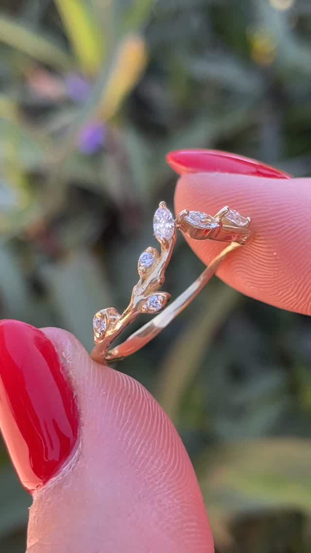 A best seller for a reasons!! It’s sooo sparkly and delicioussss ✨
Head over to my website to checkout all my wedding and engagement ring designs! Link in bio
Or send me a message to get started on the custom ring set of your dreams 💭 Message soon because busy season is starting!
#customjewelry #handmadejewelry #jewelrydesign #engagementring #engaged #customweddingband #bespokejewelry #smallbusiness #customengagementring