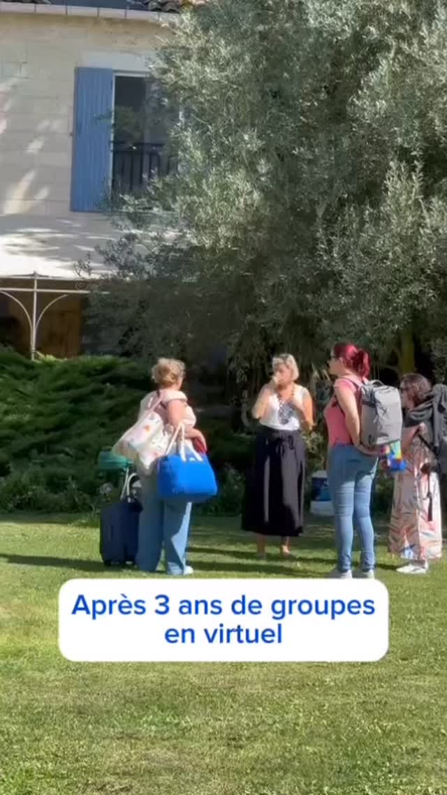 Un moment suspendu.
De la sororité, de la joie, du lâcher-prise.
Des femmes qui se (re)connectent, qui rient, qui se soutiennent.
Ça a l’air simple.
Et pourtant…
c’est tellement puissant. 🌿
Ce week-end restera gravé dans ma mémoire —
pour tout ce que des femmes ensemble peuvent construire,
se donner, s’apporter.
Mais aussi parce qu’il a été la manifestation concrète, vivante et vibrante
de ce que je bâtis avec amour et conviction depuis trois ans avec Nest.
Voir les femmes se remettre au centre — ensemble. 💛
Merci à toutes pour la magie ✨
(vivement les prochaines 💫)
#Sororité #Joie #LâcherPrise #BienVaillantes #RozennLeBloa #ÉnergieFéminine #Collectif #SantéMentale
Merci @becoolbegood_ @agencelouveandcom
