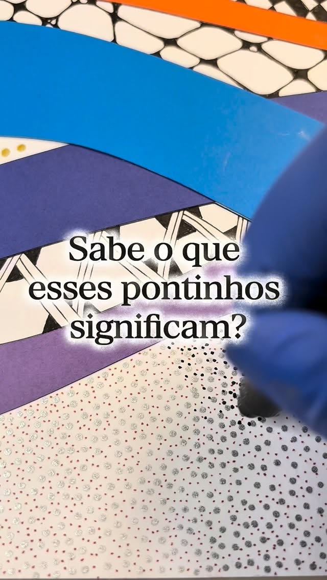 Pontinhos…
Cada pontinho é uma celebração!
Nesta fase do meu processo criativo, os pontos se transformam em texturas e significados, pequenas festas que dançam sobre o papel.
É aqui que a arte ganha ritmo, leveza e alegria.
Ao mesmo tempo que eles vão aparecendo na arte, meu pensamento vai longe, nas lembranças festivas de muitos momentos alegres de minha vida onde o confete estava presente.
Sensação boa que se transformou mesta associação criativa que está sempre presente em minhas artes!
E você, tem alguma memória afetiva deste tipo?
Conta pra mim !!
#arte #colagem #artebrasileira #zentangle #presentecriativo #arteafetiva
