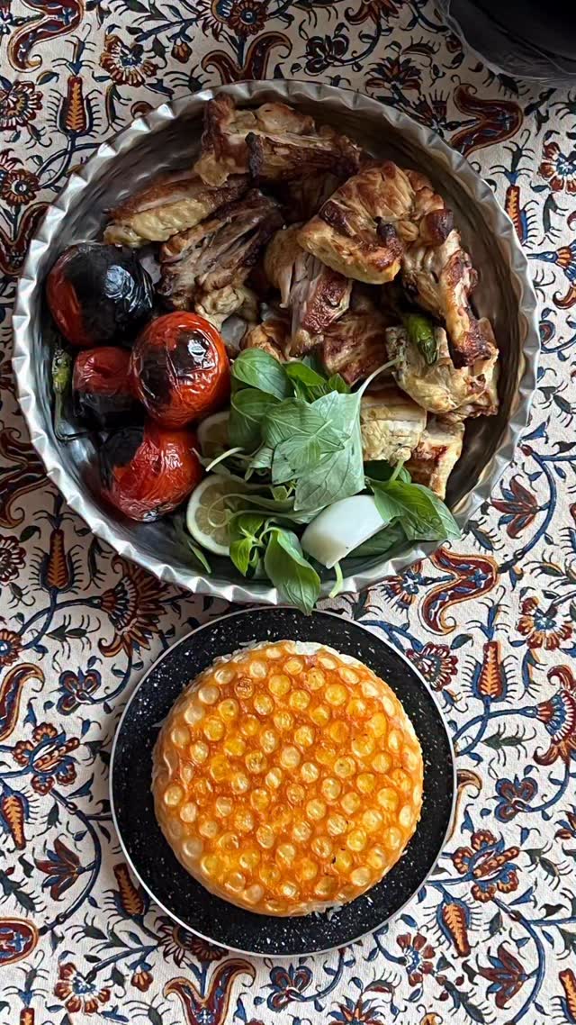 Serving tray and pots by us 👀