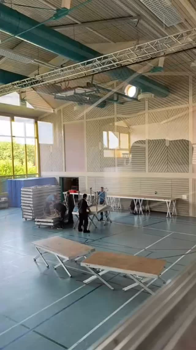 Bühnenaufbau 💪🏼
Wenn‘s doch nur immer so schnell gehen würde 😮💨😇
Noch ein Tag, dann verwandelt sich die Kliffhalle in ein Casino 🤩
#peopleinmotionchor #chor #musik #konzert #casino