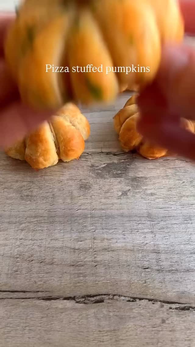 Pizza stuffed pumpkins in garlic butter 😍
These little pumpkins are filled with pizza sauce, mozzarella cheese, mini pepperoni and oregano 🤌
Sound on for full instructions 🔉
All you need is:
1 sheet of ready roll puff pastry
Pizza sauce
Grated mozzarella cheese
Pepperoni
Oregano/Italian herbs
For the garlic butter:
30g salted butter, melted
2 cloves of garlic
1 tbsp fresh parsley
Bake 200C/(180C fan) 10-12 mins - or until golden brown
Tips:
🌟 Make sure you don’t tie the string too tightly, otherwise the filling will seep out
🌟 Make sure there are no gaps or thin parts of your pastry for the filling tan escape out of
Enjoy!
@fitwaffle
#pumpkin #pumpkins #autumn #autumnbaking