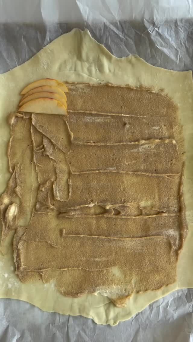 🍎 QUILTED APPLE GALETTE 🍎
this is apple-solutely the apple-tizer you want to serve this fall 🍏 🍎
it takes a bit of time to arrange the apple slices, but otherwise this dessert/appetizer could not be easier
TO MAKE:
🍏 preheat oven to 400 degrees
🍎 slice two apples thinly and coat in juice of half a lemon and 1 tbsp of sugar
🍏 mix half a stick of room temp butter with 1/2 cup brown sugar and tbsp cinnamon
🍎 roll out thawed puff pastry and top with butter mixture
🍏 arrange four slices of apples horizontally and vertically, into a grid
🍎 fold edges over the ends and bake for 18 minutes or until pastry browns
🍏 top with ice cream and enjoy warm
Video makefoodlovely