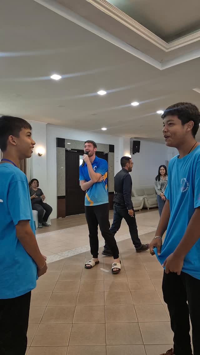Mister Pat is the rock paper scissors 2568 Champion, winning all against his friend with the best technic : make it random 😅 #englishforfun #englishcamp #applebrain #samoson