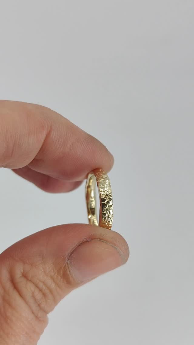 Stunning detail and shine in all our solid gold or silver nose print rings. Pop a little engraving inside with a name or a short message for a loved one.
All our pet prints are made with our easy to use print kits which come free with every order. Capture that beautiful nose or perfect paw. Then post back to us for free with the included mailing bag.
We will then carefully create and make your chosen jewellery and return to you fully hallmarked and gift-wrapped ready to gift. Don't miss out this Christmas!
Available across the UK and overseas