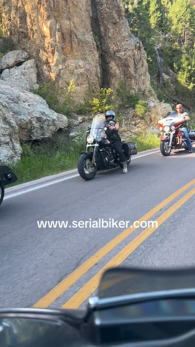 « Dans le ventre de la montagne, le bruit des moteurs devient prière.
Chaque tunnel est une naissance, chaque pont une promesse.
La route n’est pas un décor, elle est l’âme qui nous traverse. »
“Inside the mountain’s breath, engines turn into prayer.
Every tunnel is a rebirth, every bridge a vow.
The road is not a backdrop, it’s the soul running through us.”
⸻
#SerialBiker #SouthDakota #BornOnTheAsphalt #RoadAsPrayer #RideFree #BrotherhoodOfTheRoad
