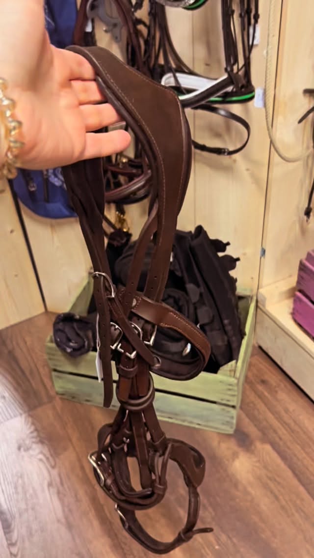 Några favoriter som finns uppe på loftet just nu!
✨Antares Precision brunt träns Full i fint skick
✨Riktigt snygg Kingslandjacka softshell L
✨Helskodda termoridbyxor strl M
✨Ländtäcken & ridtävling med och utan reflex
✨Snygga läderstövlar strl 37
Välkomna in🌸
#ryttare #ridkläder #secondhand #begagnat