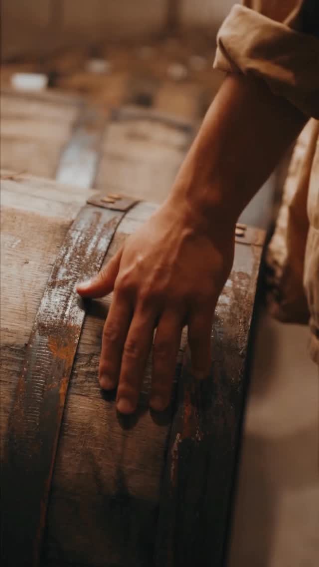 No coração de cada whisky está a paciência. O processo de maturação transforma o destilado bruto em uma bebida sofisticada, rica em aromas e sabores. É a espera que revela a verdadeira essência de cada rótulo.