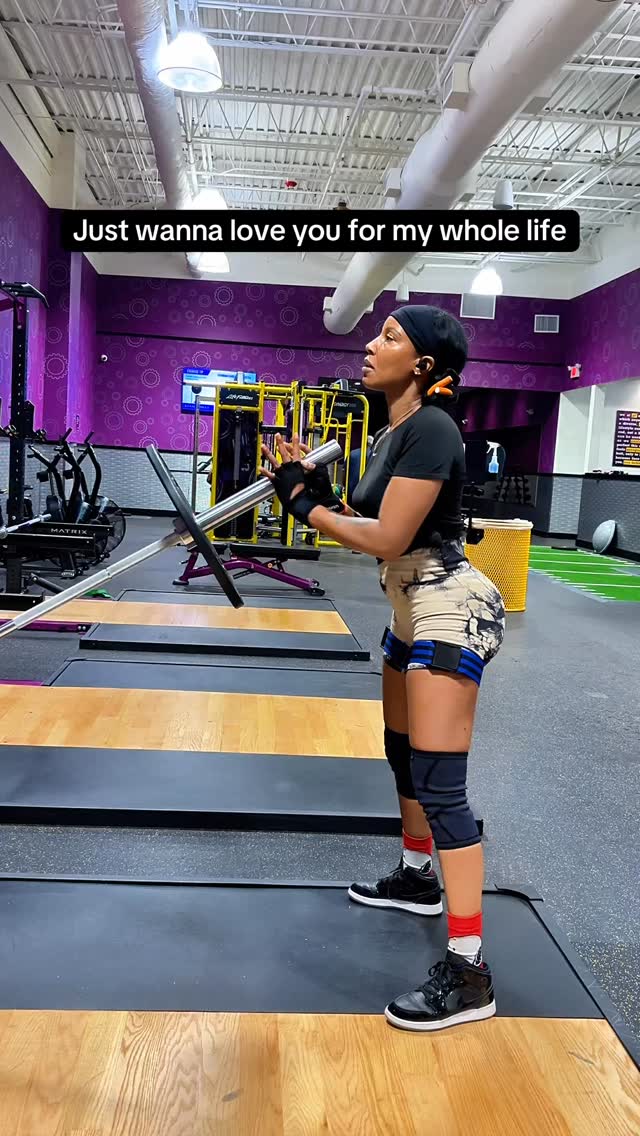 They said I had to make time for the one I love most... so here I am 💅🏽. Working on my Landmine Squat to Overhead Press today.
This full-body power move is a self-love essential! It hits your quads and glutes for a stronger base while building shoulder and core stability—all in one fluid movement. It’s easy on the back, making it a great alternative to the traditional squat.
Remember, loving yourself is putting in the reps! ❤️
#FullBodyWorkout #SelfCareIsFitness #fyp #gymmotivation #landminesquat