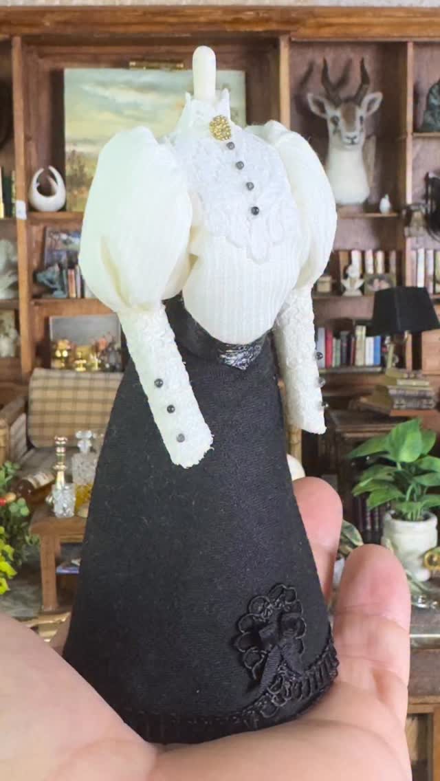 My Fancy and Fabulous estate auction is happening right NOW in my eBay store. Check the link in my bio and don’t forget to sign up for my newsletter… bidding ends on Sunday at the 7pm ET hour just about the same time another fancy and fabulous auction begins! Thanks for taking a look. I hope you find something you like. #swoon