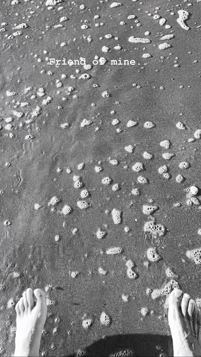 Thinking of how many friends & loved ones are torn apart and lost from each other.. across the world right now.. holding the trust of humanity in my heart .
Giving thanks for the preciousness of friendship in my life ❤️