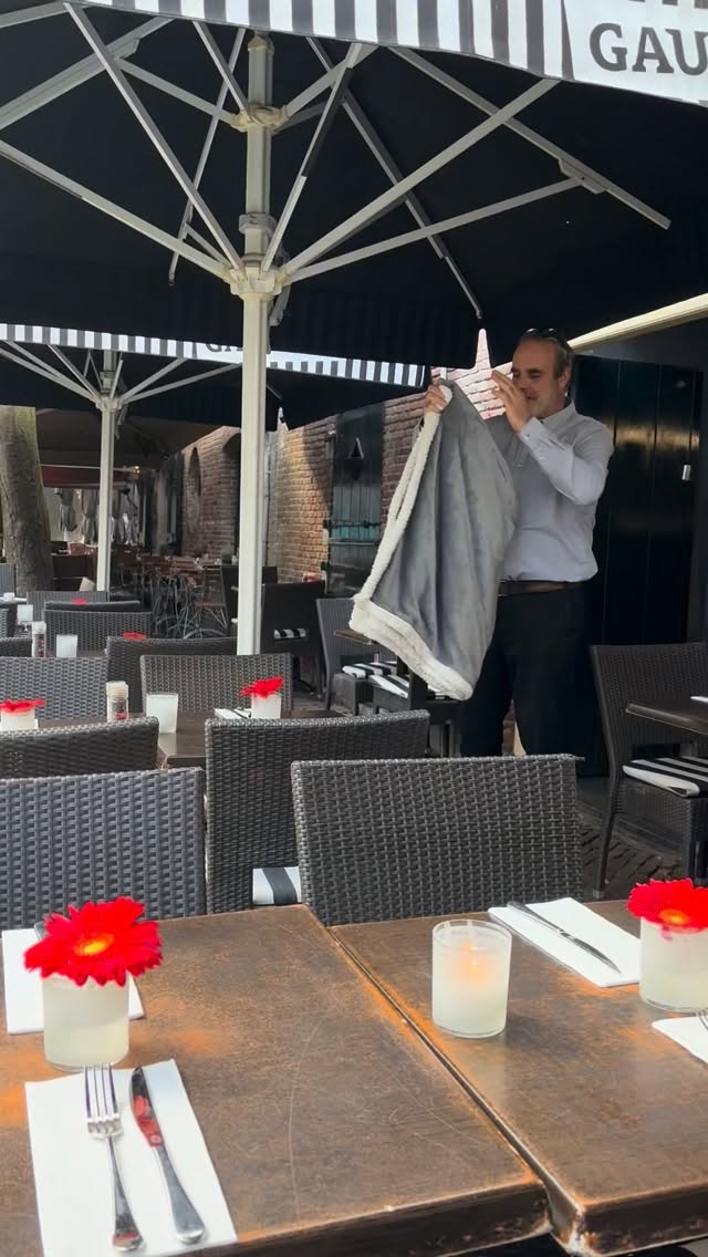Het is nog heerlijk buiten aan de oudegracht 🌤️
En als het wat afkoelt… ligt de Gauchos-deken al klaar ✔️
Kom jij straks ook gezellig een steakje prikken bij Gauchos Aan de Gracht? 🥩🍷
#gauchos #utrecht #aandegracht #herfstgevoel #terras #steakhouse #warmplaid #genieten #restaurantutrecht
