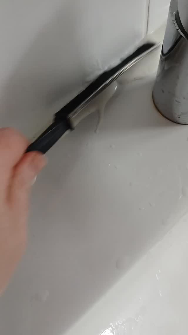 This is an absolute babe of a tool. There are many people in Norfolk right now with ultra-clean grout and crevices, thanks to the dream team, which is me and this wonderful little tool 🧽✨️