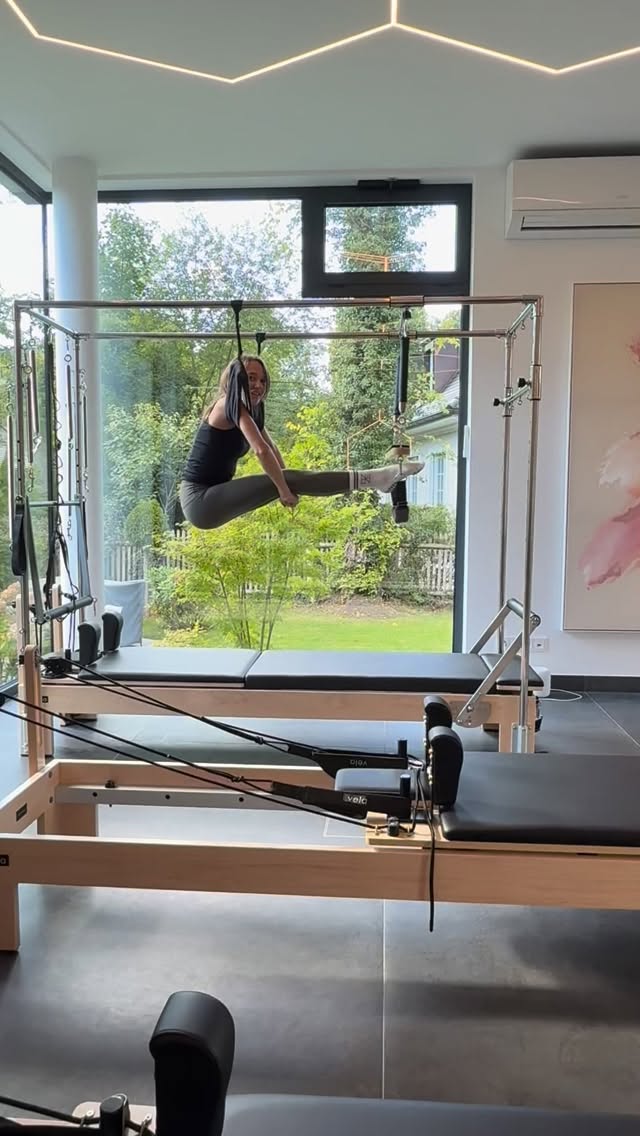 ✨ ZOE Longevity x @jul.schweizer ✨
Wenn Eleganz auf Exzellenz trifft 💎
Gemeinsam mit der Weltklasse-Nachwuchssportlerin @jul.schweizer hat ZOE Longevity den neuen Reformer Cadillac von @velareformer getestet – pure Innovation, Design und Kraft in Bewegung. ⚡️
Hinter ZOE Longevity steht Zoe selbst – eine ehemalige, international erfolgreiche Hochleistungssportlerin im Eiskunstlauf ⛸️.
Sie weiß, was Präzision, Kontrolle und Anmut bedeuten – und erkennt in diesem Gerät die Perfektion, die Körper und Geist vereint. 🌿
„Für mich ist Bewegung Kunst – und der neue VELA Cadillac bringt diese Kunst auf ein neues Level.“ – Zoe ✨
„Jede Bewegung fühlt sich kontrolliert, bewusst und kraftvoll an.“ – @jul.schweizer 💫
Der @velareformer Cadillac steht für geschmeidige Bewegungen, präzise Technik und maximale Stabilität – ein Erlebnis für Körper, die Leistung und Ästhetik zugleich verkörpern. 🖤
💫 ZOE Longevity – The Art of Ageless Strength.
#ZoeLongevity #VELAReformer #LuxuryMovement #ReformerCadillac #LongevityLab #HighPerformance #EleganceInMotion #Eiskunstlauf #NextLevelTraining #grünwald #munich