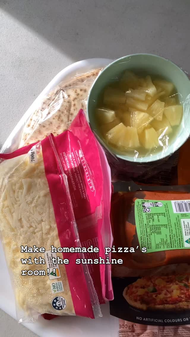 🍕Come along for our pizza making experience with the sunshine room!
Educator Kim followed on and supported the children’s current interest of pizza making with a hands on experience this morning. What a fun, tasty experience for us all.