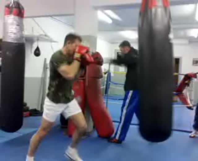 2008, 17 años pasaron de este vídeo
In memoriam – Xavi Moya (✝︎ 7 de octubre)
Hoy se cumplen dos años de la partida de mi maestro y mentor, Xavi Moya.
Un referente dentro y fuera del ring.
Gracias a él aprendí no solo a boxear, sino a entender la disciplina, los valores, el respeto y la elegancia que acompañan a este deporte.
Su “flow” y su “style” siguen vivos en cada golpe, en cada clase y en cada persona que pasa por Royal Boxing Club y Esport Rogent
Gracias, maestro, por tu legado.
Gracias por enseñarme a ser mejor deportista y mejor persona.
🕊️ Siempre presente.
#RoyalBoxingClub #XaviMoya #BoxeoConEstilo #FlowAndStyle #InMemoriam #Mentor #BoxeoBarcelona #stylerbc #flowrbc