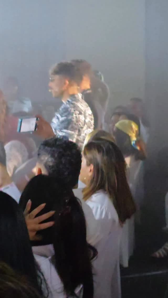 Comencé lavando cabellos a mis 17 años, sin imaginar que un día transformaría vidas desde mi propio espacio.
Hoy, mi propósito va más allá del color: crear experiencias, despertar confianza y compartir lo que he aprendido en el camino.
Gracias a quienes han creído, sentido y crecido conmigo.
Bienvenidos a un lugar donde la belleza se vive desde adentro hacia afuera. ✨
#jesustabaressalon #Colorista #HairArtist #TransformacionesReales #BalayagePanama #ColorAcademy #LuxuryHairExperience
#cambiodelook #alfaparfmilano