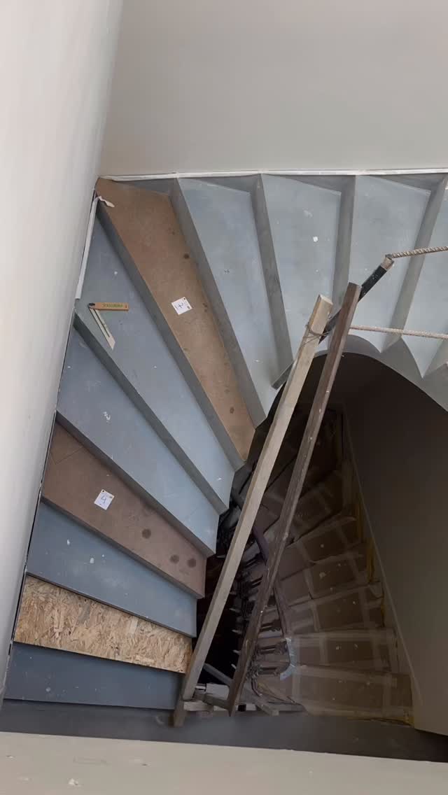 Início do assentamento de escadas 🪜👷♀️👷♂️
Rectificação dos moldes e confecção de base para degraus.
Fizemos também o assentamento dos patamares.
Tudo colado com colas Bona 😁✨
…
Stair installation begins 🪜👷♀️👷♂️
Rectification of the molds and fabrication of the step bases.
We also installed the landings.
Everything was glued with Bona 😁✨
#jsafagamentos