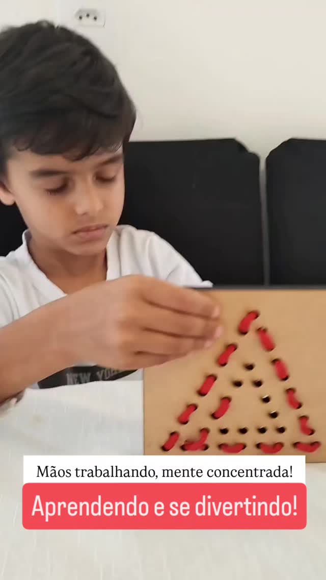 Antes de escrever a criança precisa treinar algumas habilidades manuais e mentais.
Com o alinhavo, a coordenação motora fina é exercitada, treinando os pequenos músculos das mãos para posteriormente conseguir segurar o lápis e fazer o desenho das letras.
Parece simples, e é. Também é essencial!
Além de exercitar a coordenação, a criança treina a concentração, o que também é importante para escrever bem!
Pode ser oferecido para crianças a partir dos 18 meses.
Bibelô Educa, para aprender se divertindo!