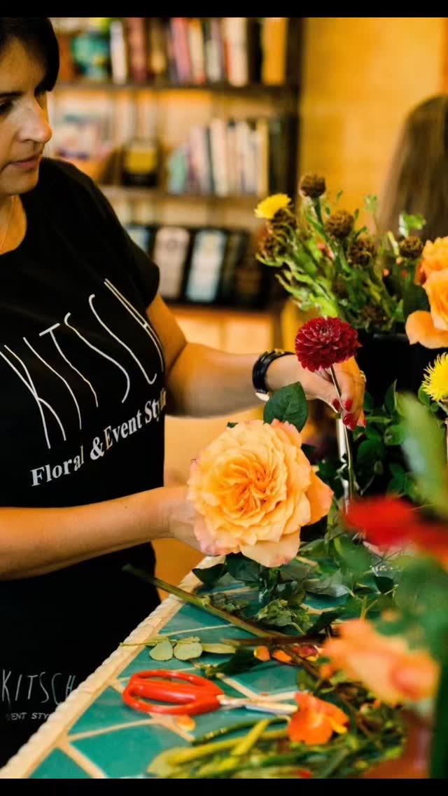 Behind-the-Scenes Vibe 🌺
Where the magic begins — hands full of blooms and heart full of love for what I do!
#austinevents #eventstyling #eventflorist #floraldesigner #floraldesign #austinflorist