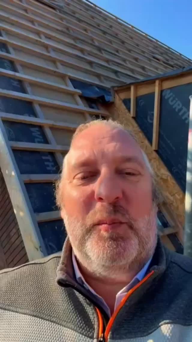 Dachklempner effizient vorbereiten
Damit die Arbeiten auf dem Dach reibungslos laufen, sollte vorab das Gerüst stehen, Unterkonstruktionen wie Dachlatten und Dampfsperre fertig sein und Material wie Rinnen, Fallrohre und Befestigung bereitliegen. Anschlüsse an Gauben oder Dachfenstern sind zu markieren.
Ort: Hamburg Wellingsbüttel
#neubau #einfamilienhaus #handwerk #architektur #bauleitung #bauueberwachung #verblend #klinker #qualitaetambau #dachdecker #dachklempner