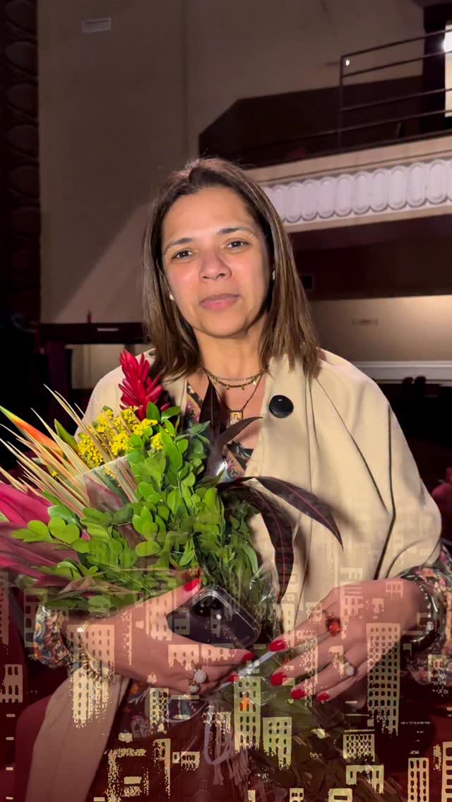 Depoimento da Claudia Cunha que se surpreendeu com Limítrofe. ✨
No alto de um prédio de vinte andares: uma bailarina, um ator de televisão e um escritor se encontram…
Três vidas. Um telhado. A mesma motivação…
Texto original de @oscarcalixto
Direção: @daniel.diasdasilva e @andersoncunhateton
Elenco: @malufalangola, @raphaelnajan, @oscarcalixto + participação especial
💛 LIMÍTROFE - CURTA TEMPORADA
🗓️ De 03 a 26 de outubro
⏰ Qui a sáb | 19h — Dom | 18h
📍 Teatro Dulcina – RJ
🟠 Classificação 14 anos.
🎟️ Ingressos disponíveis no Sympla.