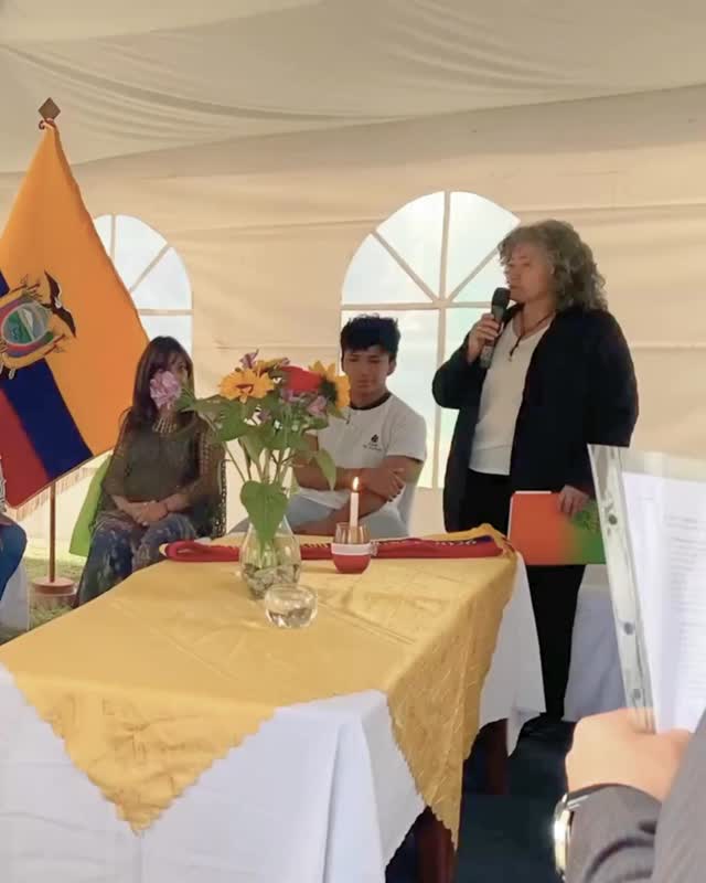 “Hay momentos que marcan un antes y un después. Hoy, en El Trébol Montessori, vivimos uno de ellos. ✨ Con una emoción que nos desborda, celebramos la ceremonia de nuestro primer Abanderado. Más que un reconocimiento a la excelencia académica, este es un acto que simboliza el compromiso con uno mismo, con la comunidad y con el mundo. Ver a Jorge asumir este honor nos recuerda el propósito más profundo de nuestra labor: acompañar a los adolescentes a convertirse en “miembros activos de la sociedad”, seres humanos conscientes, responsables y listos para construir su propio camino. Este es el fruto de una educación que confía, guía y celebra cada paso. Si buscas una comunidad que nutre el liderazgo desde adentro y forma ciudadanos para el futuro, te abrimos las puertas. ¡Ven a conocer la familia de El Trébol Montessori! 💚 #PrimerAbanderado #ElTrébolMontessori #OrgulloMontessori #EducaciónConPropósito #LiderazgoJuvenil #AdolescenciaMontessori #ComunidadEducativa #Quito #Ecuador”