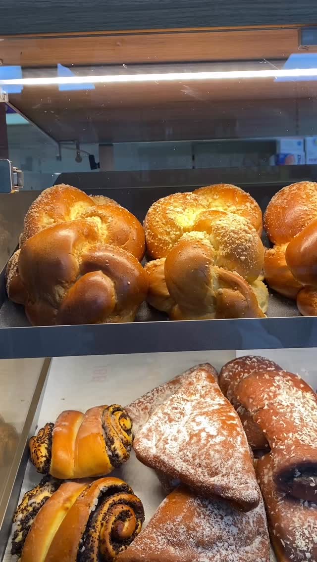 This is the bakery cabinet in Kasztelan Polish Shop on the High Street next to Ryman. There are two cabinets filled with incredible cakes, bread and pastries. Their almond croissants are chef’s kiss. All of it is beautifully made and so fresh. If you’ve not been in yet. Take this as a sign that you definitely should! 🇵🇱❤️🥯🍰🎂🧁🍪