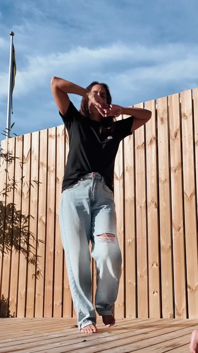 ✨ Free your mind and let it freaking go ✨
Vi fastnar så lätt i huvudet — tankar, måsten, jämförelser.
Men kroppen vet. Den viskar när det är dags att sakta ner, andas ut och bara vara.
Här är 3 snabba steg för att landa i kroppen:
1️⃣ Andas djupt – Släpp käkarna, släpp axlarna. Låt andetaget gå hela vägen ner i magen.
2️⃣ Sätt på musik du gillar – Gunga lite först, sträck på dig, låt kroppen visa vägen. Sen rör dig till musiken så som kroppen vill.
3️⃣ musiken tystnar, stanna upp och Känn efter – Vad behöver du just nu? Vila, rörelse, skratt, tystnad?
Du behöver inte “fixa” något. Bara komma hem till dig själv igen. 🤍
#mindfulmovement #lymfyoga #aikitastudio #mindbodyconnection #letitgo #selfcare #slowdown #grounding #breathwork #holisticliving #yogaflow #freeflow