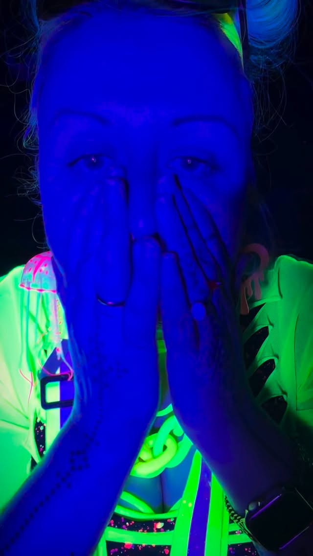 🎃 The Trick Is to Know When to Stop…
(Which, clearly, I don’t. 😅)
Halloween season is officially upon us — and I’ve gone way overboard on the props. I’m only doing 7 Halloween classes over the Halloween week… but honestly, it’s turned into a whole spooky season. 👻
From now until the first week of November, every Neon Naked Life Drawing class will have some freaky, fun, Halloween-inspired chaos! I’m talking wild props, epic looks, glowing madness, and some incredible models across our London venues.
🕸️ Halloween dates always book out fast — especially the 31st — so grab your spot early if you want in on the full Halloween experience.
Also, I need your help! 💀
What songs should go on the Halloween playlist this year? Drop your spooky tune suggestions below!
Check out all upcoming events and book via neonnaked.com 🕷️
#londonlifedrawing #londonevents #londonhalloween #londonnights #neonnakedlifedrawing #alternativelondon #arteventslondon #halloweeninlondon #thingstodoinlondon