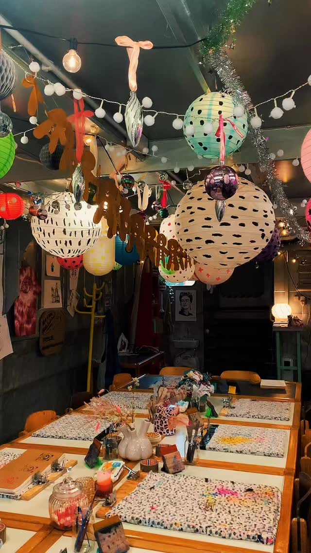 Der Auftakt der Weihnachtsdruckerei war voller Farbe, Kekse & guter Laune ✨
Hier seht ihr nur einen kleinen Ausschnitt der Weihnachtsmotive –
es sind soviele mehr, diese warten in den nächsten Workshops auf euch! 🎨
Ich habe für diese Workshop Reihe exklusive Siebe vorbereitet,
die nur in der Weihnachtsdruckerei zum Einsatz kommen –
perfekt, um eure eigenen Geschenke mit Charakter zu gestalten. 🎁
Du kannst allein vorbeikommen oder es ist auch eine super Gelegenheit Zeit mit deiner liebsten Person zu verbringen. Also packt Freund*in, das Patenkind, Tochter/Sohn, die Mutti, Vatti oder wen auch immer ein und lasst uns schöne Sachen machen.
📅 30.11. | 06.12. | 14.12.
📍 Honigfabrik Hamburg
🎟️ Plätze sind begrenzt – also schnell sichern!
#weihnachtsdruckerei #siebdruck #workshopshamburg #creativeworkshop #handmadegeschenke #kreativseinmachtglücklich