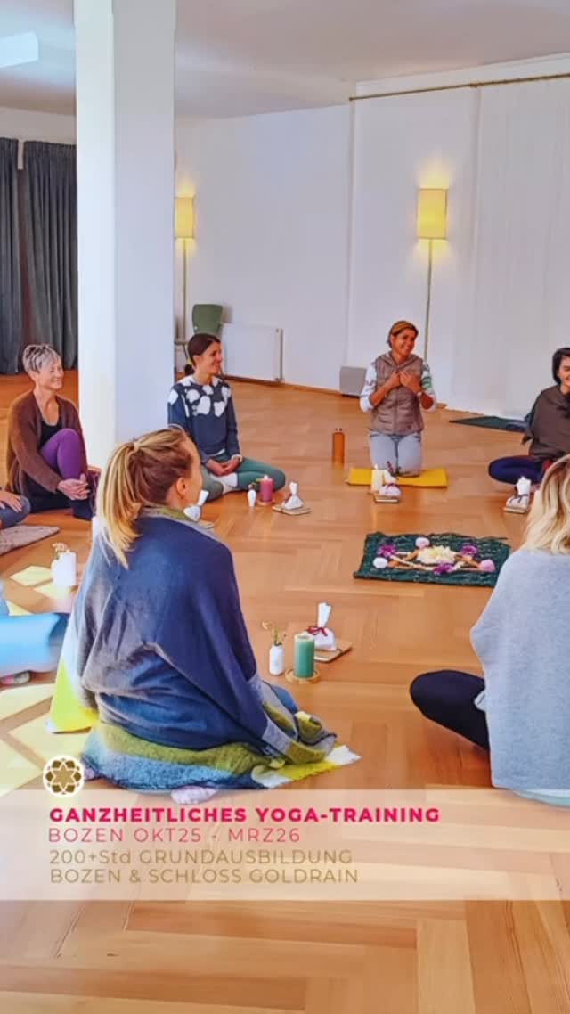 Fließen, Fliegen, Freude und Frieden – kannst du auf deiner persönlichen Reise in die Welt des Yoga erfahren. Wir freuen uns auf Dich!
200+STD GANZHEITLICHES YOGA TRAINING (Grundausbildung)
Alice & Team Yogastudio108
Bozen-Gries und Schloss Goldrain
Oktober25-März26
1 Intensivwoche und 6 Wochenenden (Yoga Alliance zertifiziert
Dich erwartet:
• ein praxisorientiertes, ganzheitliches, berufsbegleitendes Training im kreativen Hatha-Vinyasa- Yoga mit einem erfahrenen Lehrerteam
• ein fundiertes Verständnis für den Yogaweg durch Studium der alten Schriften
• die energetische und technische Vertiefung von Asana, Kriya, Pranayama und Meditation • deinen eigenen authentischen Weg zu gehen und deine Erfahrung weiterzugeben
Bewirb dich jetzt!
-> Mehr Infos auf der webseite www.omomom.life oder www.yogastudio108.bz
Wir freuen uns auf Dich 🫶
Alice und Team vom Yogastudio108, Bozen