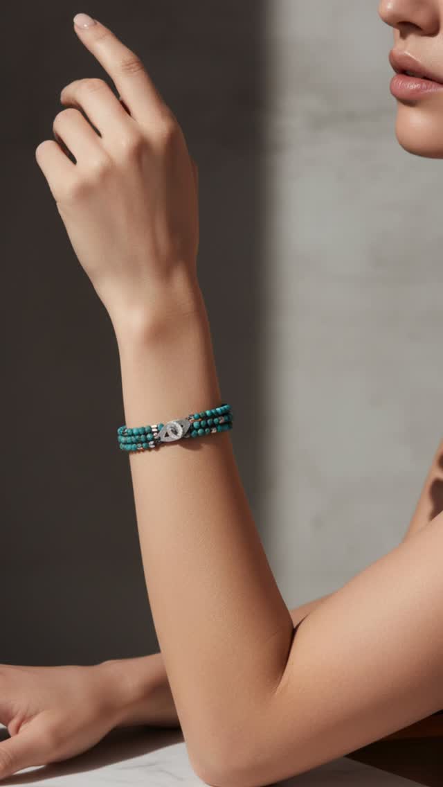 Comme un souvenir de mer Égée.🌊
Le bijou Gemoria Turquoise puise son inspiration en Grèce : turquoise pour la mer, argent pour la lumière sur la pierre blanche.
Il se porte en collier ou en bracelet — un bijou qui voyage avec vous.
✨ Découvrez la collection sur serengeti-jewels.com
.
#serengetijewels #gemoria #turquoise #bijouartisan #argentrecyclé #bijouethique #slowjewelry #faitmain #bijoumodulable