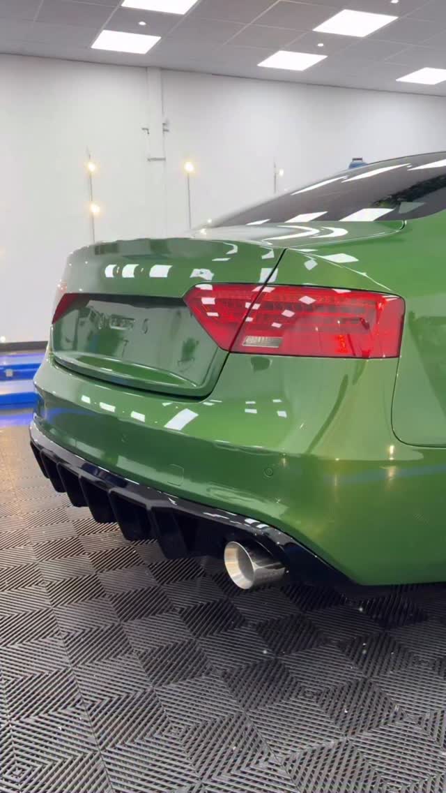 Car is now done looking so so much better not perfect but I'm super happy with the outcome
#detailing #details #polish #polishing #gloss